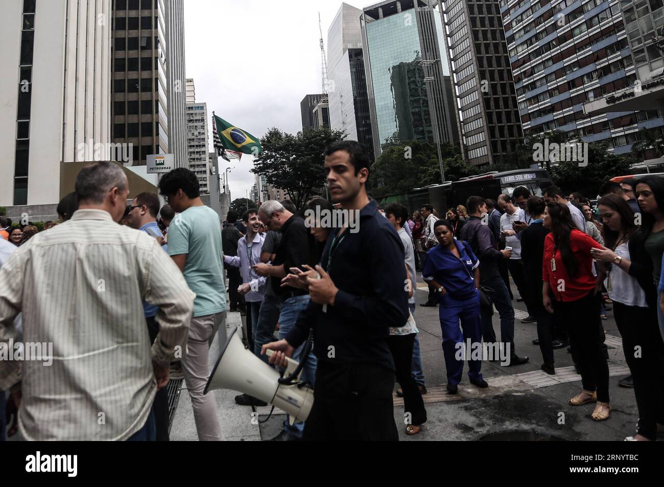 (180402) -- SAO PAULO, 2. April 2018 -- Menschen versammeln sich im Freien, nachdem sie ein Erdbeben in Sao Paulo, Brasilien, am 2. April 2018 entdeckt haben. Das Erdbeben Boliviens am Montag war so weit entfernt wie die brasilianische Stadt Sao Paulo, wo Anwohner und Büroangestellte auf die Straßen sprangen. Das Beben von 6,8 auf der Richter-Skala traf das südbolivianische Departement Chuquisaca um 9:40 Uhr Ortszeit (13:40 Uhr GMT), sagte der U.S. Geological Survey (USGS). BRASILIEN-SAO PAULO-BOLIVIEN-ERDBEBEN RahelxPatrasso PUBLICATIONxNOTxINxCHN Stockfoto