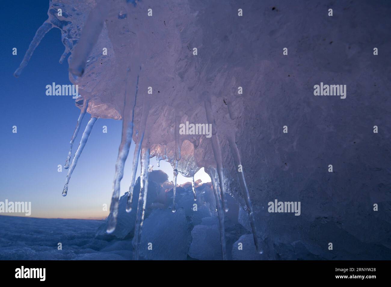 (180404) -- FUHAI, 4. April 2018 -- dieses Foto, das am 2. April 2018 aufgenommen wurde, zeigt Eisräder auf einem windgetriebenen Eisberg am Ulunggur See im Fuhai County, der nordwestlichen chinesischen Autonomen Region Xinjiang Uygur. Im Frühjahr taute die gefrorene Oberfläche des Ulunggur Lake auf und hinterließ zerbrochenes Eis unter starkem Wind. Von den Winden in Richtung des Seeufers geblasen, sammeln sich die Eisblöcke an und bilden Eisberge, die sich über zehn Kilometer erstrecken. ) (lmm) CHINA-XINJIANG-ULUNGGUR LAKE-ICEBERG (CN) HuxHuhu PUBLICATIONxNOTxINxCHN Stockfoto