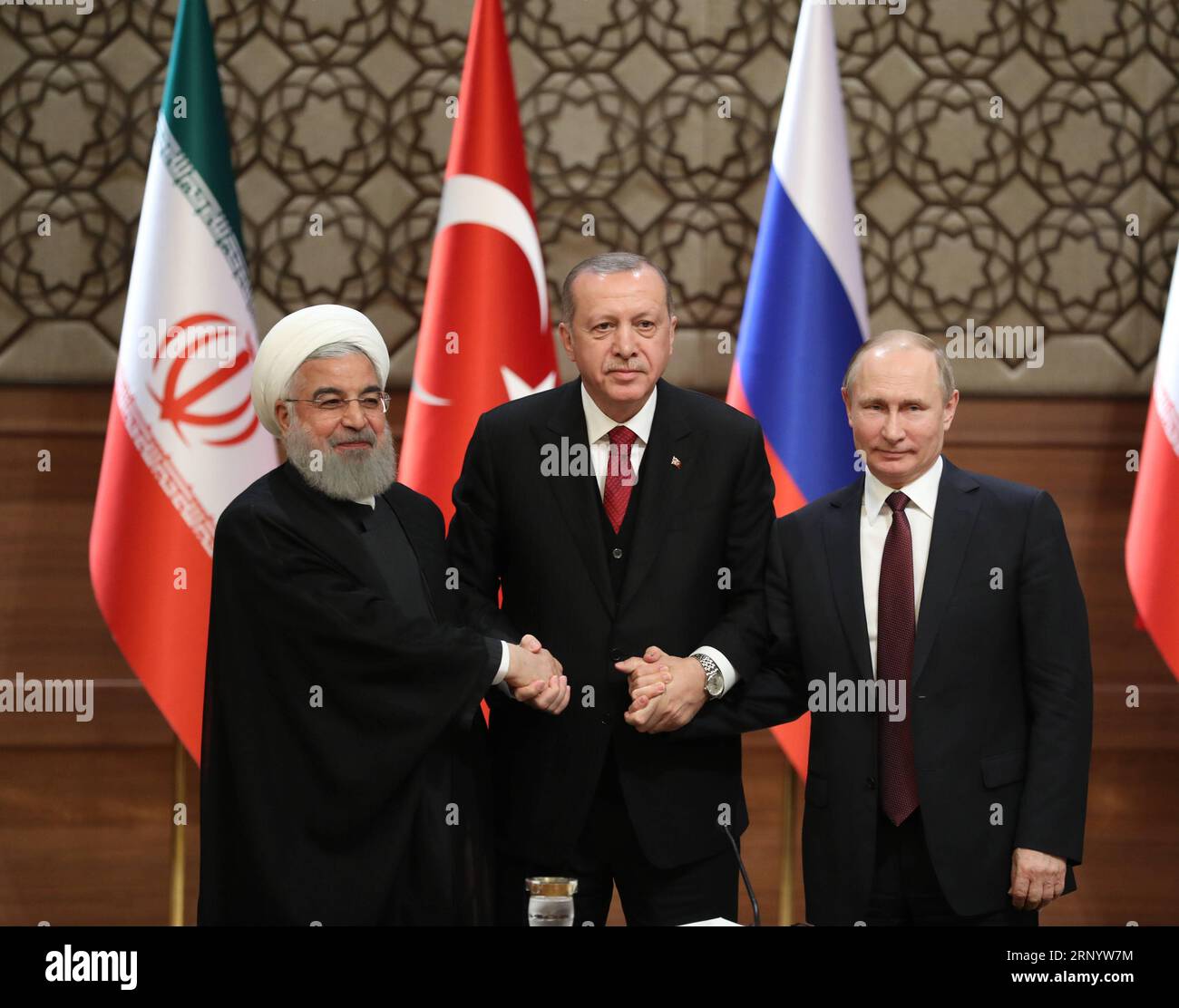 (180404) -- ANKARA, 4. April 2018 -- der türkische Präsident Recep Tayyip Erdogan (C), der russische Präsident Wladimir Putin (R) und der iranische Präsident Hassan Rouhani nehmen an einer gemeinsamen Pressekonferenz nach ihrem Treffen in Ankara, Türkei, am 4. April 2018 Teil. Die Führer Russlands, der Türkei und des Iran forderten am Mittwoch einen dauerhaften Waffenstillstand in Syrien und bekundeten während eines trilateralen Gipfels in Ankara ihr Bekenntnis zur territorialen Integrität des vom Krieg zerrütteten Landes. TÜRKEI-ANKARA-IRAN-RUSSLAND-TRILATERALER GIPFEL-SYRIEN MUSTAFAXKAYA PUBLICATIONXNOTXINXCHN Stockfoto