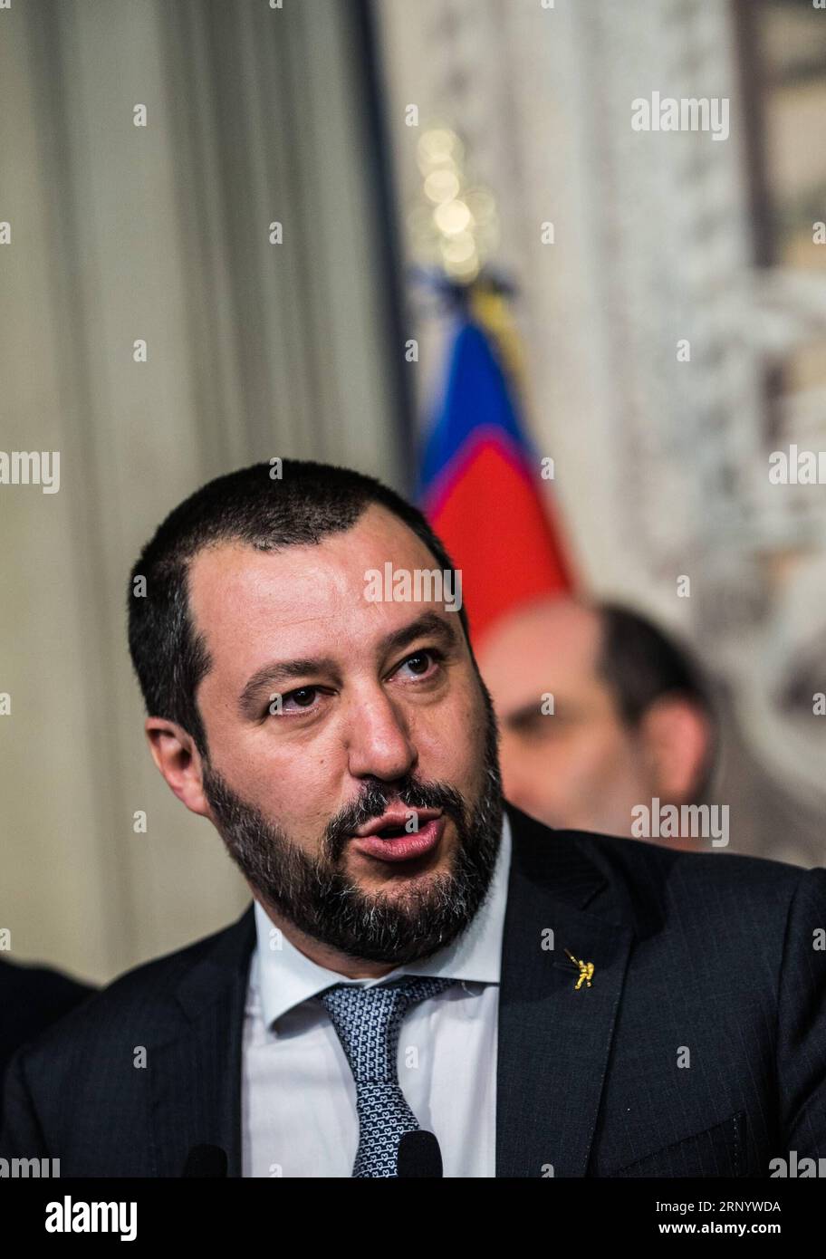 (180405) -- ROM, 5. April 2018 -- der Parteivorsitzende der Liga Matteo Salvini spricht nach den Konsultationen mit dem italienischen Präsidenten Sergio Mattarella (nicht im Bild zu sehen) im Quirinalpalast in Rom, der Hauptstadt Italiens, am 5. April 2018 mit den Medien. Die erste Runde der offiziellen Regierungsgespräche seit einer nicht schlüssigen Parlamentswahl am 4. März begann am Mittwoch im Quirinalpalast Roms.) (zf) ITALIEN-ROM-REGIERUNGSPRÄSIDENT-KONSULTATION JinxYu PUBLICATIONxNOTxINxCHN Stockfoto