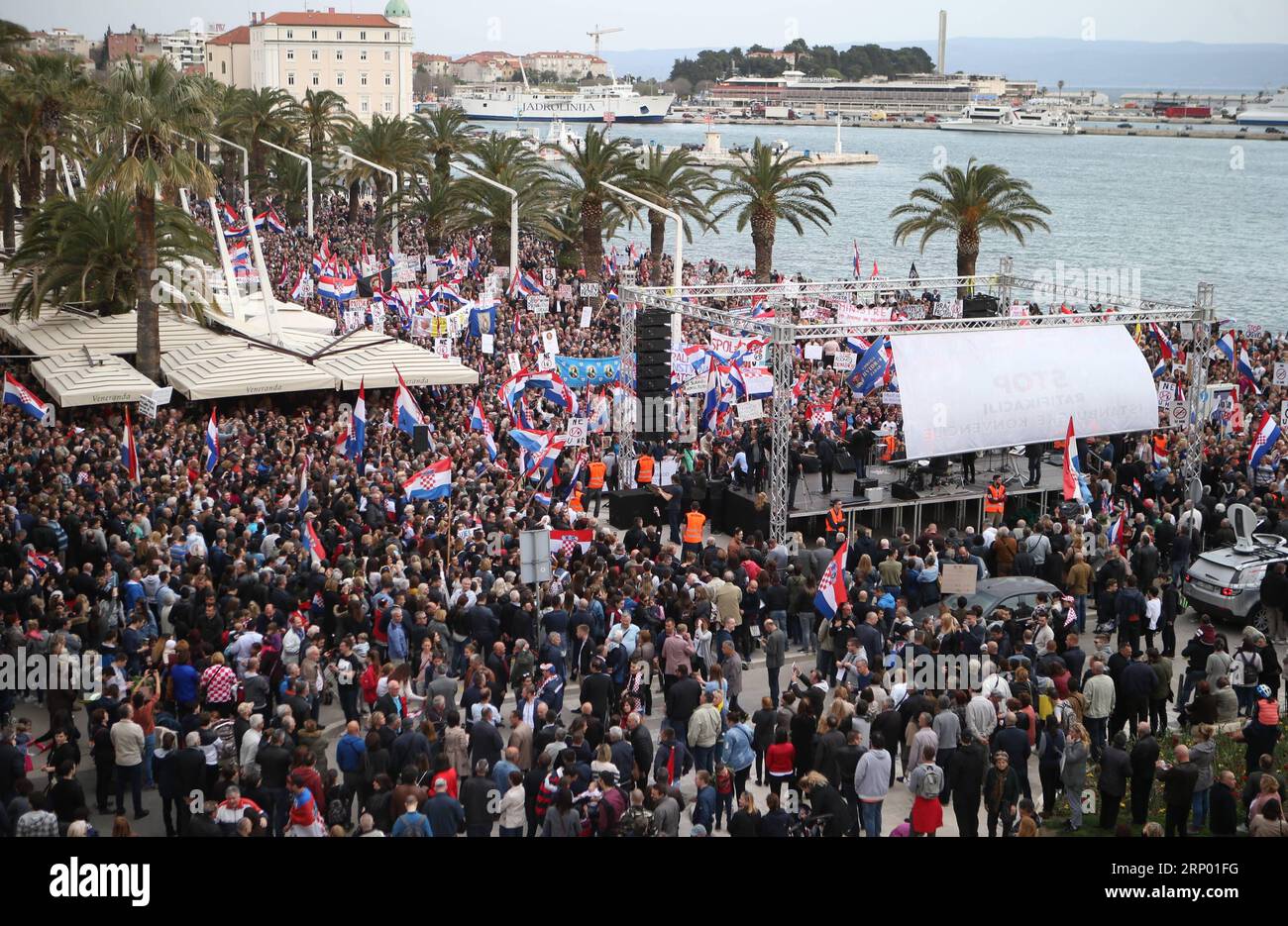 (180412) -- SPLIT (KROATIEN), 12. April 2018 -- Demonstranten versammeln sich, um gegen die Ratifizierung des Übereinkommens des Europarates zur Verhütung und Bekämpfung von Gewalt gegen Frauen und häuslicher Gewalt (Istanbul-Übereinkommen) in Split (Kroatien), 12. April 2018, zu protestieren. Mehr als 15.000 Menschen versammelten sich am Donnerstag in Kroatiens zweitgrößter Stadt Split, um gegen die Ratifizierung der Konvention von Istanbul zu protestieren, die das kroatische Parlament am Freitag annehmen soll. ) KROATIEN-SPLIT-ISTANBUL KONVENTION-PROTEST IvoxCagalj PUBLICATIONxNOTxINxCHN Stockfoto