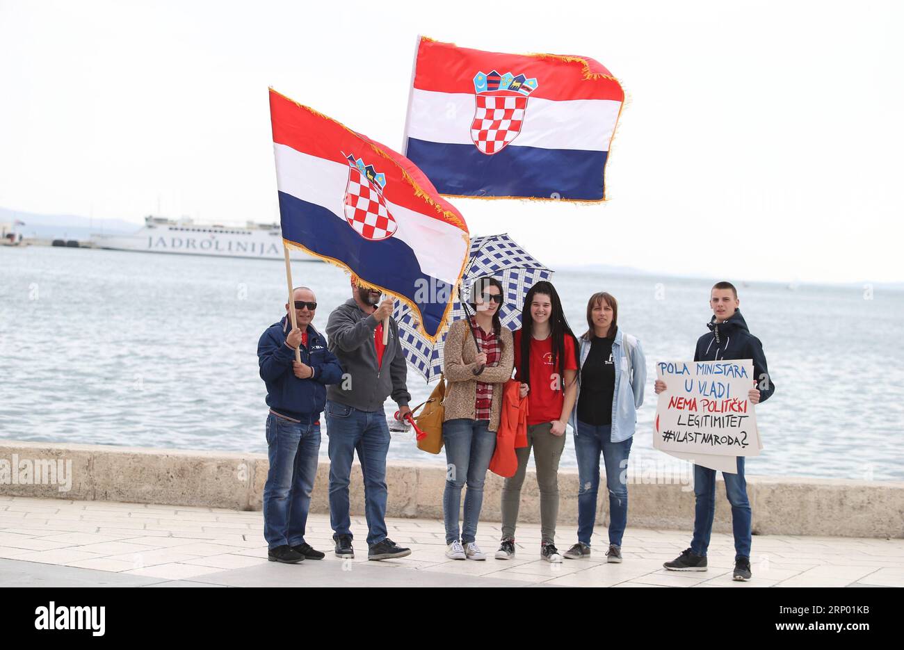 (180412) -- SPLIT (KROATIEN), 12. April 2018 -- Demonstranten versammeln sich, um gegen die Ratifizierung des Übereinkommens des Europarates zur Verhütung und Bekämpfung von Gewalt gegen Frauen und häuslicher Gewalt (Istanbul-Übereinkommen) in Split (Kroatien), 12. April 2018, zu protestieren. Mehr als 15.000 Menschen versammelten sich am Donnerstag in Kroatiens zweitgrößter Stadt Split, um gegen die Ratifizierung der Konvention von Istanbul zu protestieren, die das kroatische Parlament am Freitag annehmen soll. ) KROATIEN-SPLIT-ISTANBUL KONVENTION-PROTEST IvoxCagalj PUBLICATIONxNOTxINxCHN Stockfoto