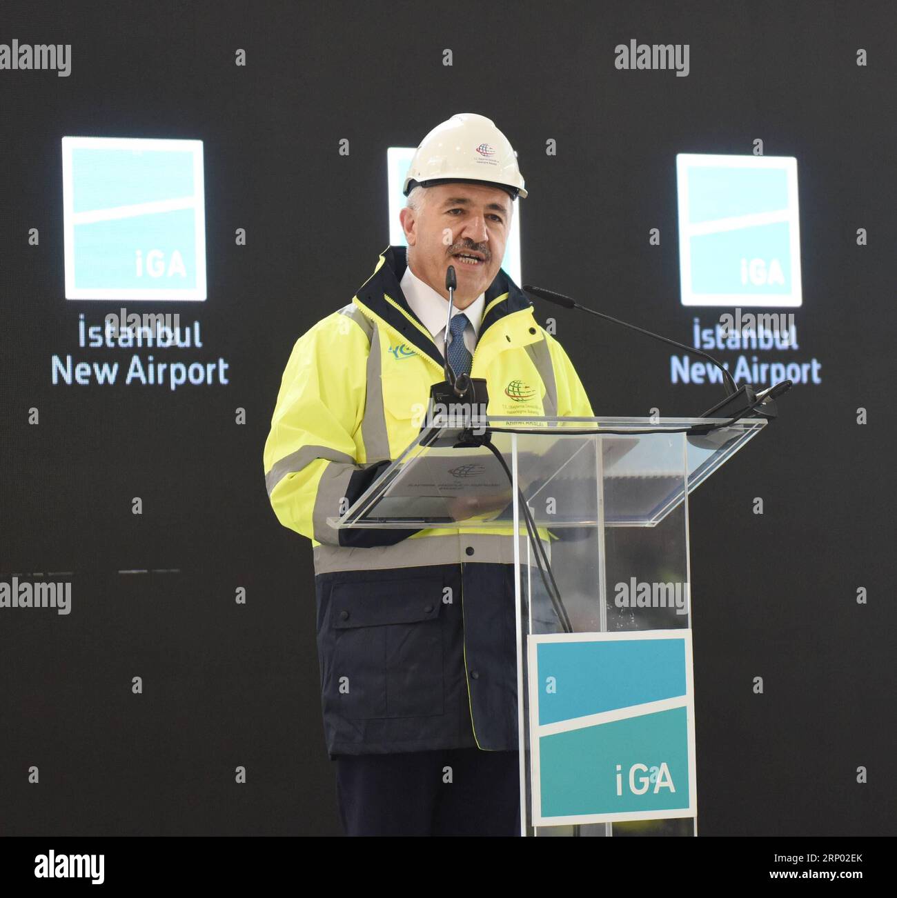 (180413) -- ISTANBUL, 13. April 2018 -- Ahmet Arslan, der türkische Minister für Verkehr, Seeschifffahrt und Kommunikation, spricht am 13. April 2018 auf einer Pressekonferenz auf der Baustelle des neuen Istanbuler Flughafens in Istanbul, Türkei. Der neue Flughafen von Istanbul soll ein neues Luftfahrtzentrum in der Welt werden, sagte der türkische Minister am Freitag. ) TÜRKEI-ISTANBUL-NEW AIRPORT HexCanling PUBLICATIONxNOTxINxCHN Stockfoto