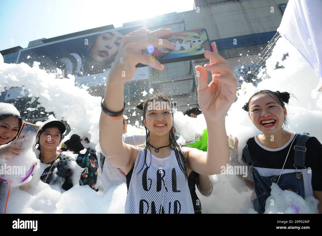 (180414) -- BANGKOK, 14. April 2018 -- Menschen nehmen an Wassergewehrschlachten Teil, während der Feierlichkeiten zum Songkran Festival, Thailands traditionellem Neujahrsfest, vor dem Central World Einkaufszentrum von Bangkok, Thailand, 14. April 2018. ) (swt) THAILAND-BANGKOK-SONGKRAN FESTIVAL RachenxSageamsak PUBLICATIONxNOTxINxCHN Stockfoto