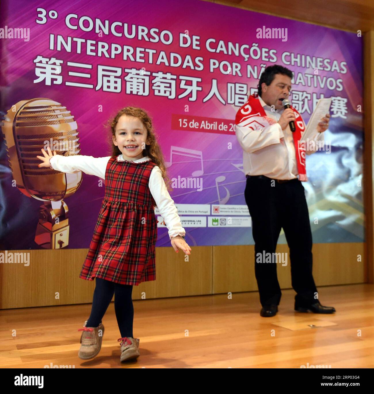 (180416) -- LISSABON, 16. April 2018 -- die portugiesischen Teilnehmer singen chinesische Lieder während des portugiesischen Gesangswettbewerbs im Macau Science and Cultural Center in Lissabon, Portugal, am 15. April 2018. )(yk) PORTUGAL-LISSABON-CHINESISCHER MUSIKWETTBEWERB ZhangxLiyun PUBLICATIONxNOTxINxCHN Stockfoto