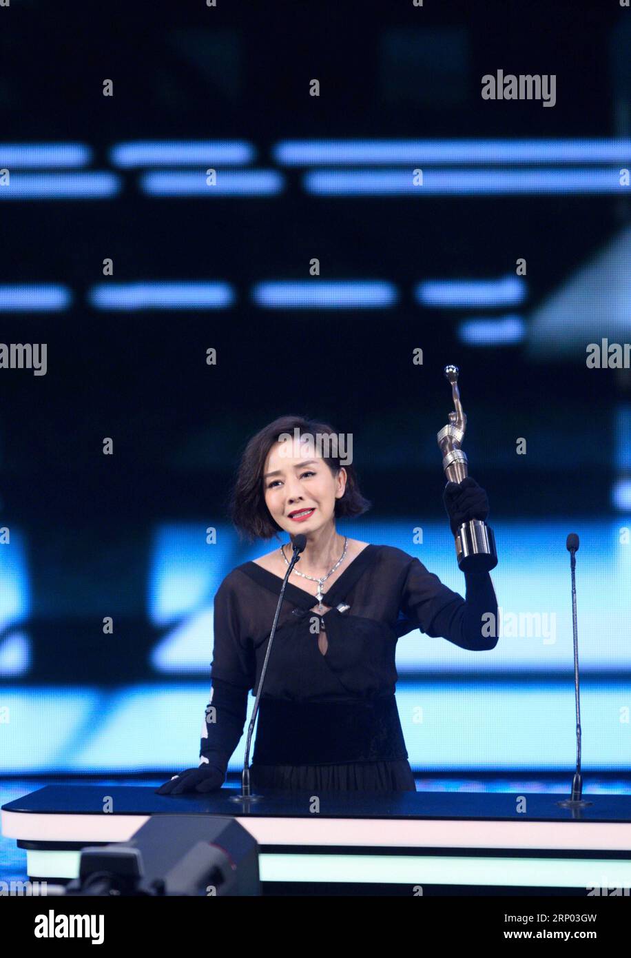 (180416) -- HONGKONG, 16. April 2018 -- Schauspielerin Teresa Mo posiert während der 37. Preisverleihung der Hong Kong Film Awards in Hongkong, Südchina, 15. April 2018. Teresa Mo gewann die beste Schauspielerin für den Film Tomorrow Is Another Day . ) (Ry) CHINA-HONG KONG-FILM AWARDS (CN) QinxQing PUBLICATIONxNOTxINxCHN Stockfoto
