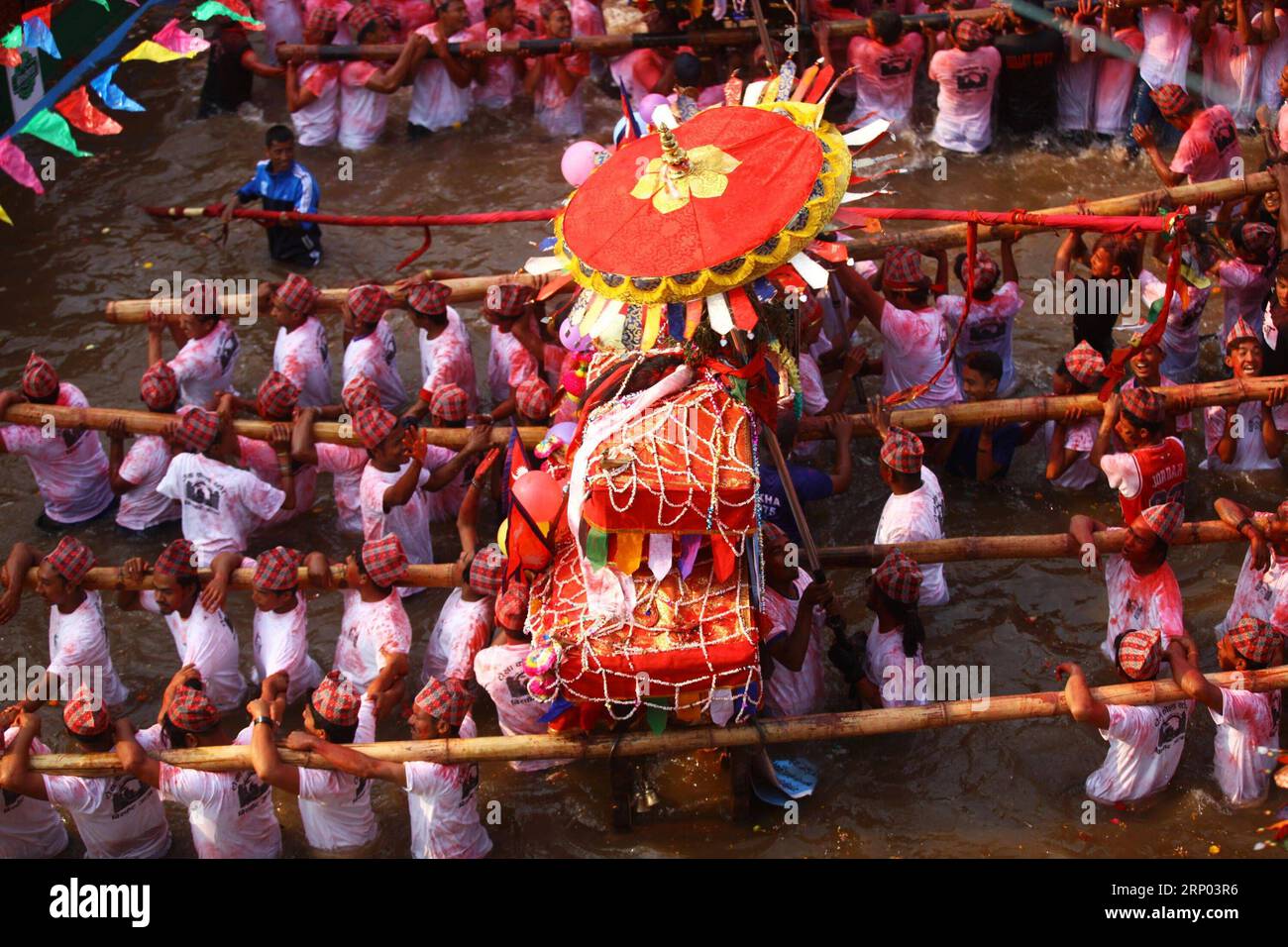 (180416) -- KATHMANDU, 16. April 2018 -- Nepalesen tragen Wagen auf ihren Schultern, um das Bisket Jatra Festival in Tokha von Kathmandu, Nepal, am 16. April 2018 zu feiern. Das Festival wird mit Wagenzügen verschiedener Götter und Göttinnen gefeiert, um das nepalesische Neujahr und den Beginn des Frühlings in Nepal zu begrüßen. )(lmm) NEPAL-KATHMANDU-BISKET JATRA FESTIVAL-FEIER SunilxSharma PUBLICATIONxNOTxINxCHN Stockfoto