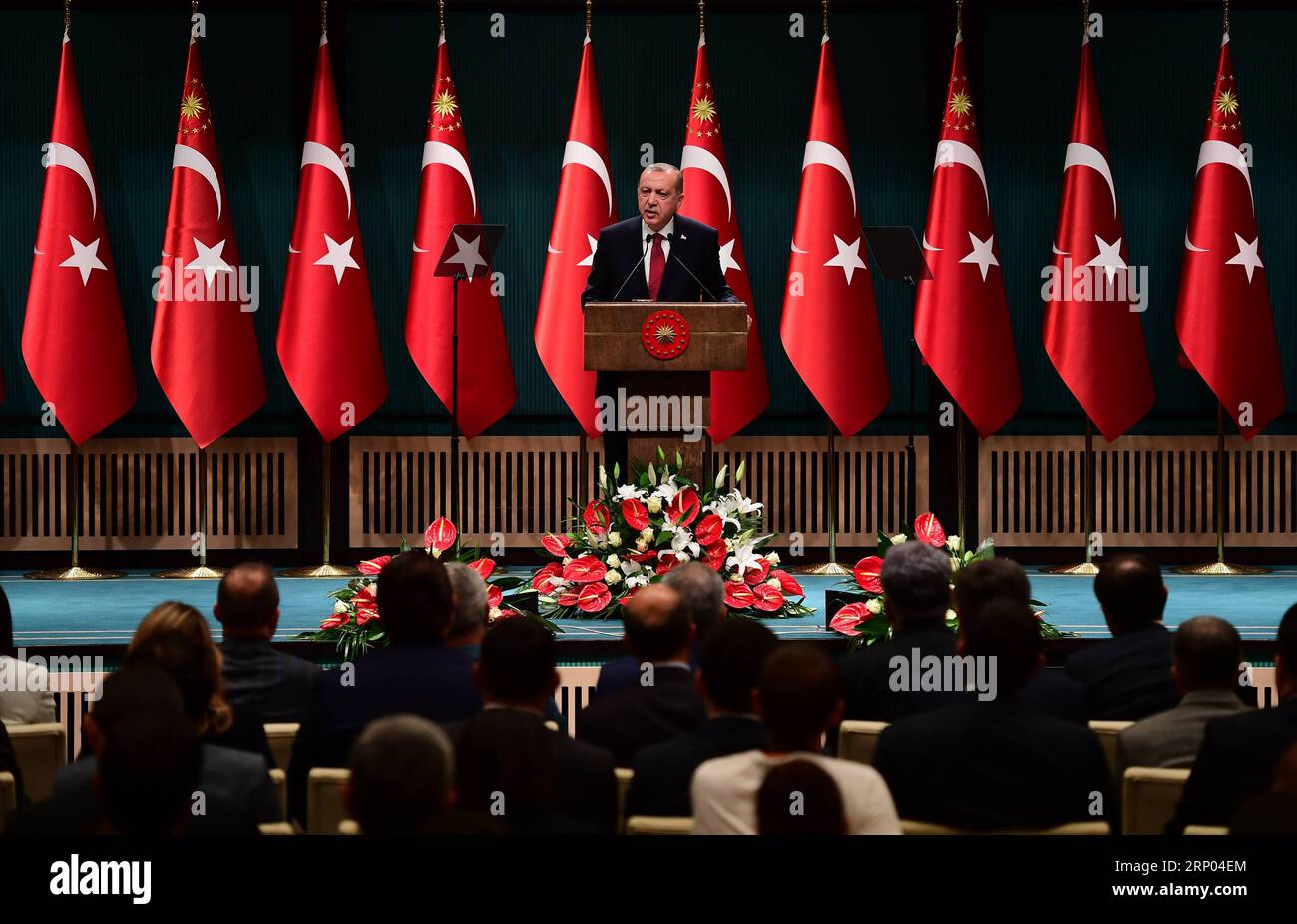 (180418) -- ANKARA, 18. April 2018 -- der türkische Präsident Recep Tayyip Erdogan spricht während einer Pressekonferenz im Präsidentenpalast in Ankara, Türkei, am 18. April 2018. Die Türkei wird am 24. Juni 2018 früh Präsidentschafts- und Parlamentswahlen abhalten 2019, so der türkische Präsident Recep Tayyip Erdogan am Mittwoch in Ankara.) (srb) TÜRKEI-ANKARA-ERDOGAN-EARLY ELECTIONS MustafaxKaya PUBLICATIONxNOTxINxCHN Stockfoto