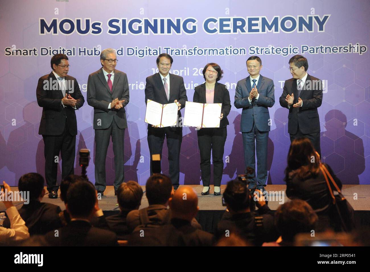 (180420) -- BANGKOK, 20. April 2018 -- Gäste nehmen an der Unterzeichnungszeremonie "Memorandums of Understanding" in Bangkok, Thailand, 19. April 2018, Teil. Alibaba arbeitet mit Thailand zusammen, um hochwertige globale Reisedienstleistungen zu verbessern und anzupassen, sagte Chinas E-Commerce-Gigant-Gründer Jack Ma am Donnerstag bei der Unterzeichnungszeremonie von vier Memorandums of Understanding, um Aktivitäten wie Tourismus, digitale Wirtschaft und Entwicklung der Humanressourcen zu fördern. ) (Djj) THAILAND-BANGKOK-CHINA-ALIBABA RachenxSageamsak PUBLICATIONxNOTxINxCHN Stockfoto