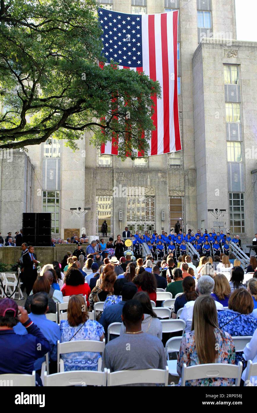 (180420) -- HOUSTON, 20. April 2018 -- Einheimische in Houston versammeln sich im Rathaus, um an die ehemalige First Lady Barbara Bush zu erinnern, die am Dienstag, 18. April 2018, in Houston, USA, verstorben ist. ) (Djj) U.S.-HOUSTON-BARBARA BUSH-GEDENKEN StevenxSong PUBLICATIONxNOTxINxCHN Stockfoto