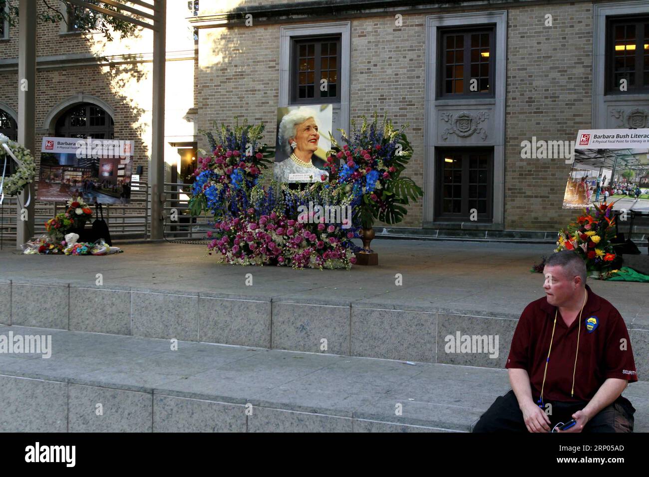 (180420) -- HOUSTON, 20. April 2018 -- Ein Mann sitzt vor der Barbara Bush Library in Houston, USA, 18. April 2018. Die Einwohner von Houston, der viertbevölkerungsreichsten Stadt der Vereinigten Staaten, versammelten sich am Donnerstag im Rathaus, um an die frühere First Lady Barbara Bush zu erinnern, die am Dienstag verstarb. (Djj) U.S.-HOUSTON-BARBARA BUSH-GEDENKEN StevenxSong PUBLICATIONxNOTxINxCHN Stockfoto
