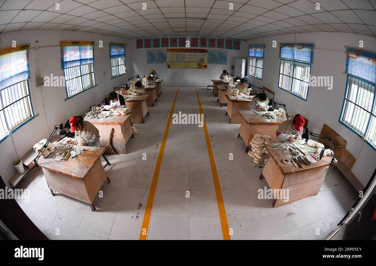 (180420) -- NANJING, 20. April 2018 -- Luthiere machen Geigen bei einer Musikinstrumentenfirma in der Stadt Huangqiao der Stadt Taixing in der ostchinesischen Provinz Jiangsu, 29. März 2018. Die Stadt Huangqiao, einst ein revolutionäres Basisgebiet, hat vor kurzem den Ruhm der chinesischen Heimatstadt der Violine erlangt. Hier gibt es über 220 Geigenbauer und Geigenzubehörunternehmen mit mehr als 30.000 Mitarbeitern in der Musikinstrumentenindustrie. Hier werden jedes Jahr über 700.000 Violinen produziert, was etwa 70 Prozent der Gesamtzahl der in China hergestellten Violinen und 30 Prozent der weltweiten Violinen ausmacht. Wang Stockfoto