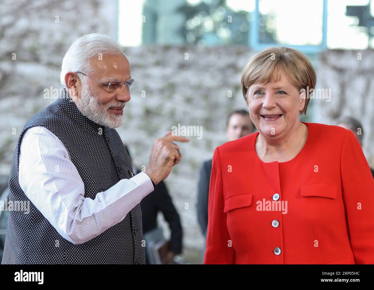 (180420) -- BERLIN, 20. April 2018 -- Bundeskanzlerin Angela Merkel (R) spricht am 20. April 2018 mit dem indischen Premierminister Narendra Modi im Bundeskanzleramt in Berlin, der Hauptstadt Deutschlands. Bundeskanzlerin Angela Merkel empfing am Freitagabend den indischen Premierminister Narendra Modi bei seinem Zwischenstopp in Berlin, aber es wurden keine Details des Treffens bekannt gegeben. DEUTSCHLAND-BERLIN-INDIEN-PM-VISIT ShanxYuqi PUBLICATIONxNOTxINxCHN Stockfoto