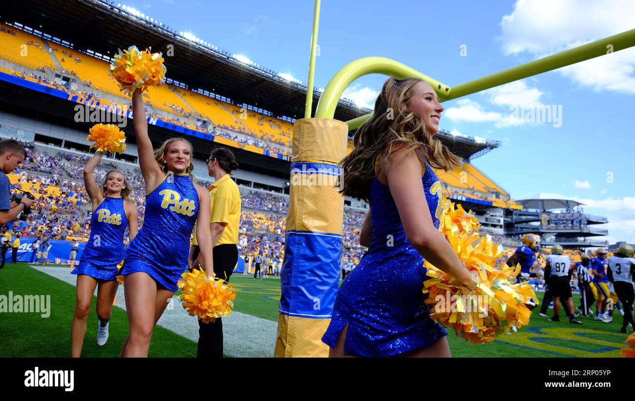 SEPTEMBER 2023: Pitt Cheerleader während der Pitt Panthers vs. Wofford Terriers in Pittsburgh, PA. Jason Pohuski/CSM Stockfoto