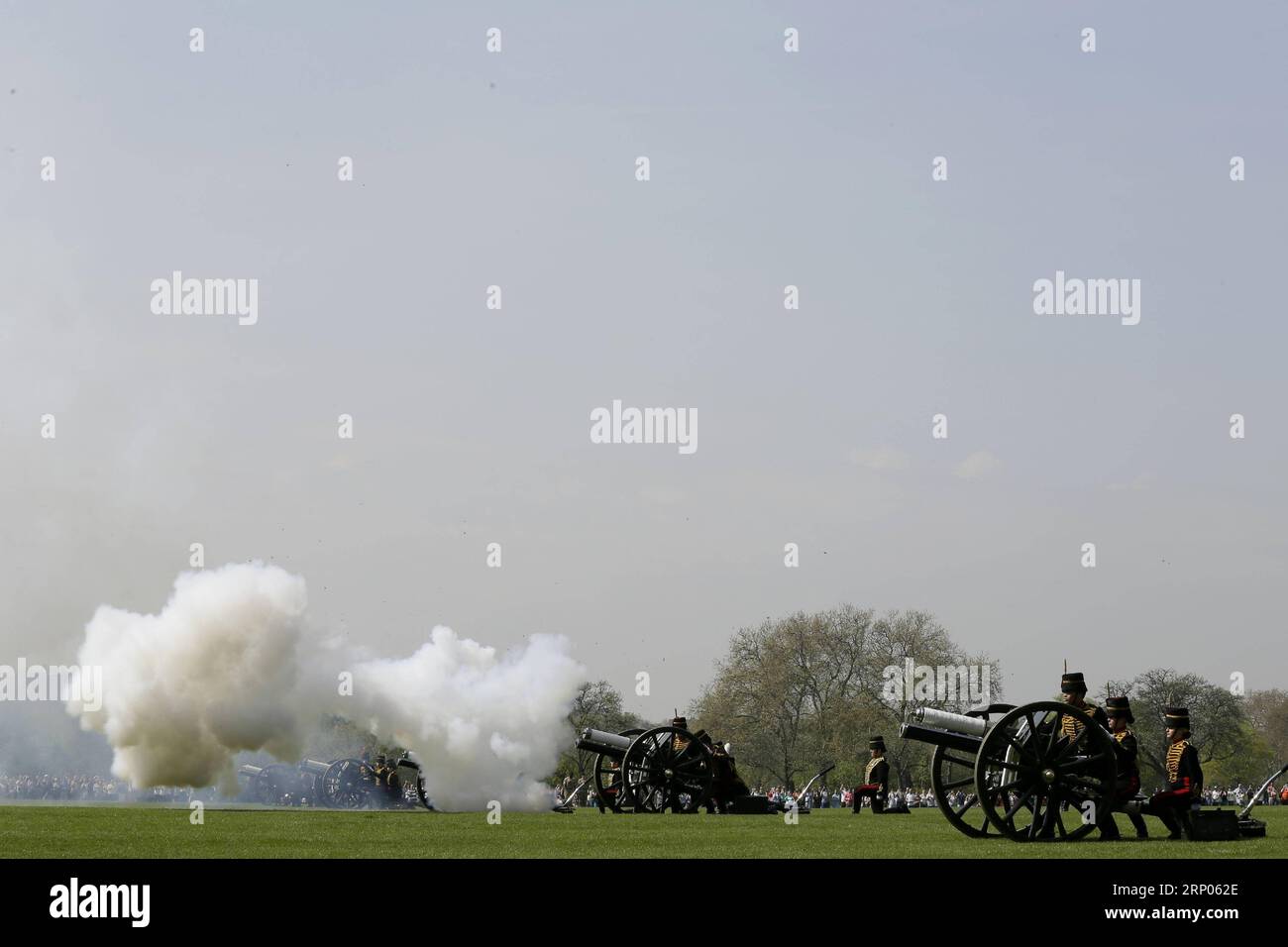 (180421) -- LONDON, 21. April 2018 -- die königliche Truppe Royal Horse Artillery feuert einen 41-runden Geschützsgruß anlässlich des 92. Geburtstages von Königin Elizabeth II. Im Hyde Park of London, Großbritannien, 21. April 2018. ) (lmm) GROSSBRITANNIEN-LONDON-KÖNIGIN-GEBURTSTAG-GUN SALUTE TimxIreland PUBLICATIONxNOTxINxCHN Stockfoto