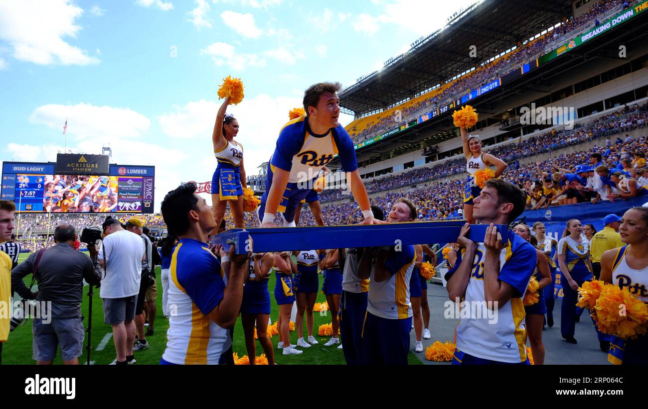 SEPTEMBER 2023: Cheerleader feiern während der Pitt Panthers vs. Wofford Terriers in Pittsburgh, PA. Jason Pohuski/CSM Stockfoto