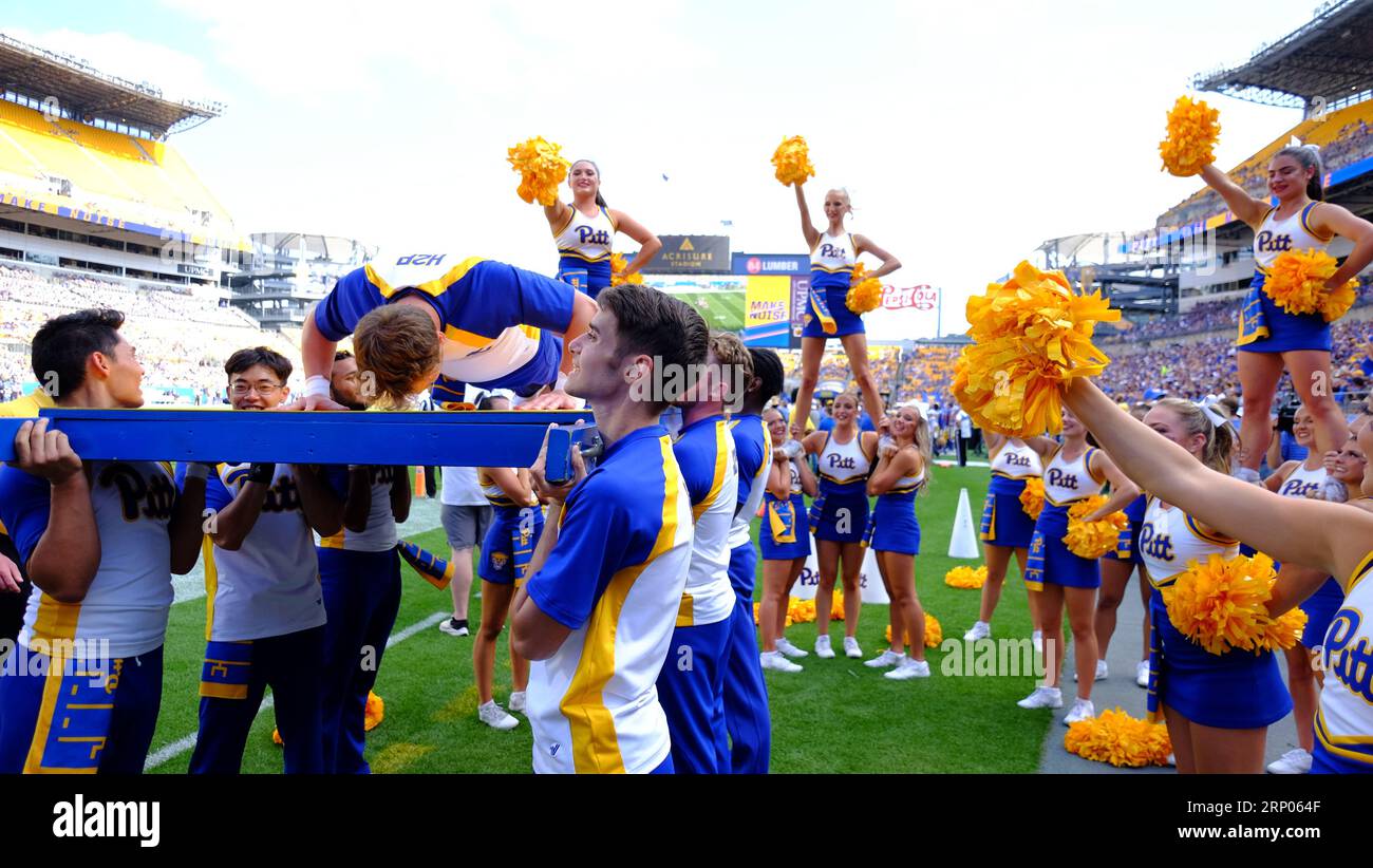 SEPTEMBER 2023: Cheerleader feiern während der Pitt Panthers vs. Wofford Terriers in Pittsburgh, PA. Jason Pohuski/CSM Stockfoto
