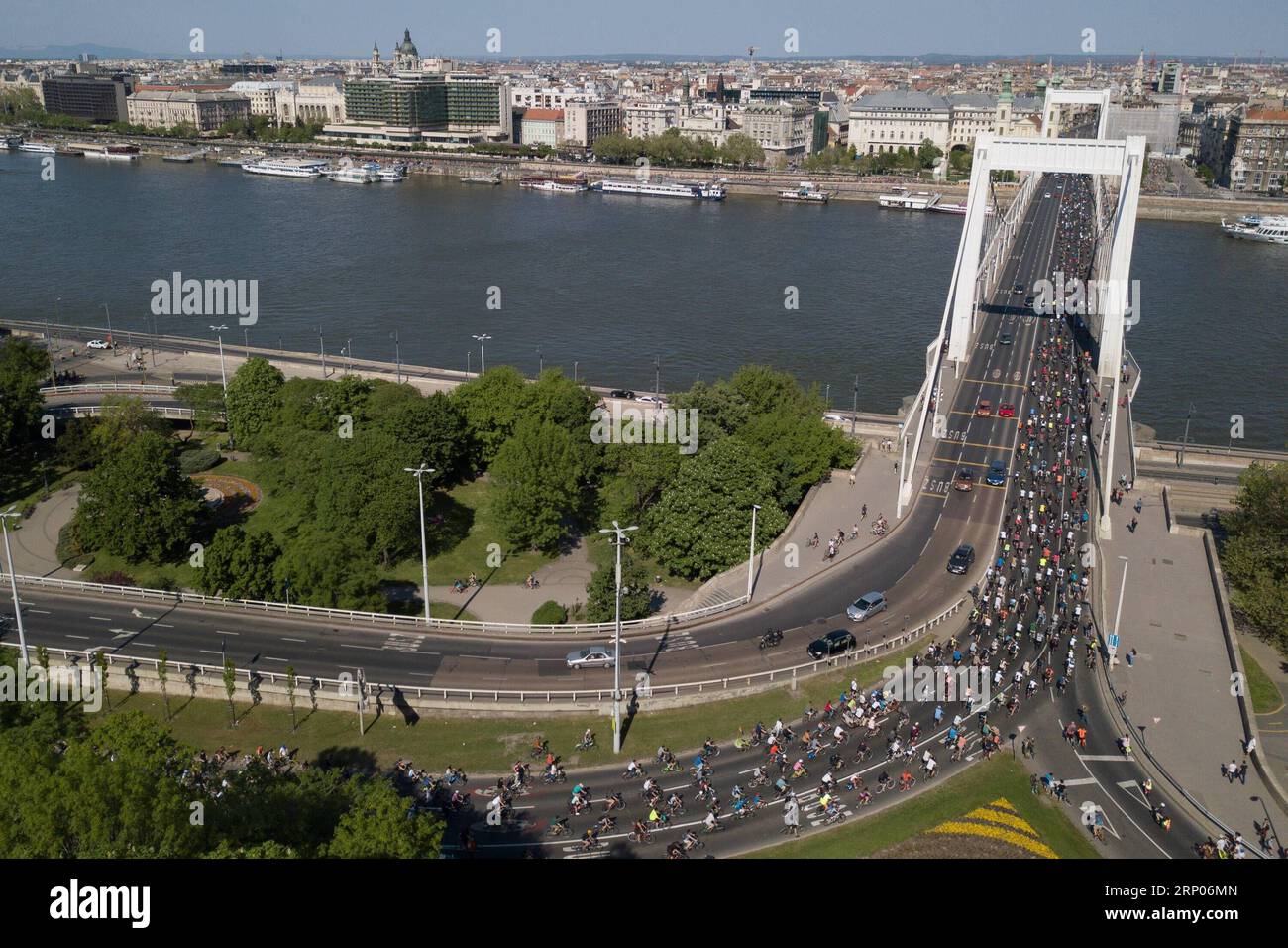 (180422) -- BUDAPEST, 22. April 2018 -- Tausende von Menschen nehmen an der Veranstaltung I Bike Budapest in Budapest, Ungarn, am 22. April 2018 Teil. ) UNGARN-BUDAPEST-FAHRRAD-PROZESSION AttilaxVolgyi PUBLICATIONxNOTxINxCHN Stockfoto