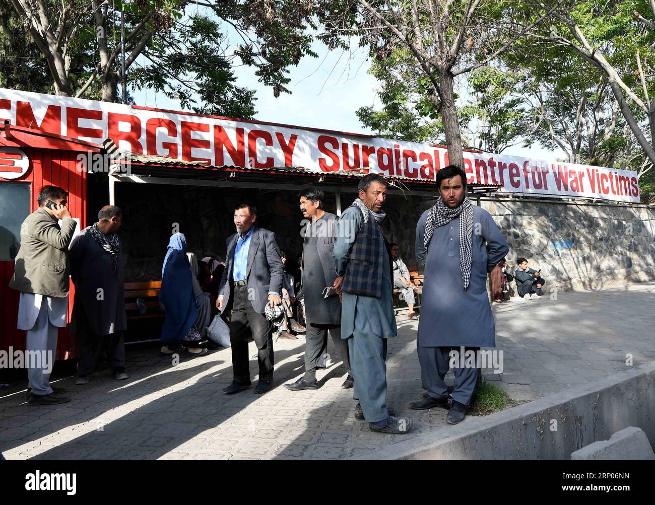 (180422) -- KABUL, 22. April 2018 -- Lokale warten darauf, ihre Familienmitglieder am 22. April 2018 außerhalb eines Krankenhauses in Kabul, Afghanistan, zu sehen. Die Zahl der Todesopfer bei einem Selbstmordanschlag in der afghanischen Hauptstadt Kabul ist auf 57 gestiegen, wobei 119 weitere verwundet wurden, sagte ein Sprecher des Gesundheitsministeriums am Sonntag. AFGHANISTAN-KABUL-SUIZID-ATTENTAT DaixHe PUBLICATIONxNOTxINxCHN Stockfoto