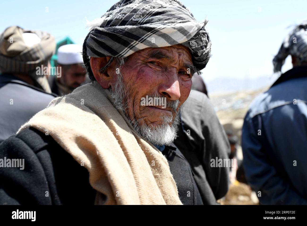 (180423) -- KABUL, 23. April 2018 -- ein alter Mann, der seinen Sohn bei dem tödlichen Angriff verloren hat, nimmt am 23. April 2018 an der Beerdigung des Opfers auf einem öffentlichen Friedhof in der Nähe von Kabul, Afghanistan, Teil. Ein Selbstmordattentäter sprengte sich vor einem Wählermeldezentrum in Kabul in die Luft, tötete mindestens 57 Menschen und verletzte Dutzende von anderen. Später WIRD die Verantwortung für den Angriff übernommen. ) (wtc) AFGHANISTAN-KABUL-TRAUERZEREMONIE-SELBSTMORDANSCHLAG DaixHe PUBLICATIONxNOTxINxCHN Stockfoto