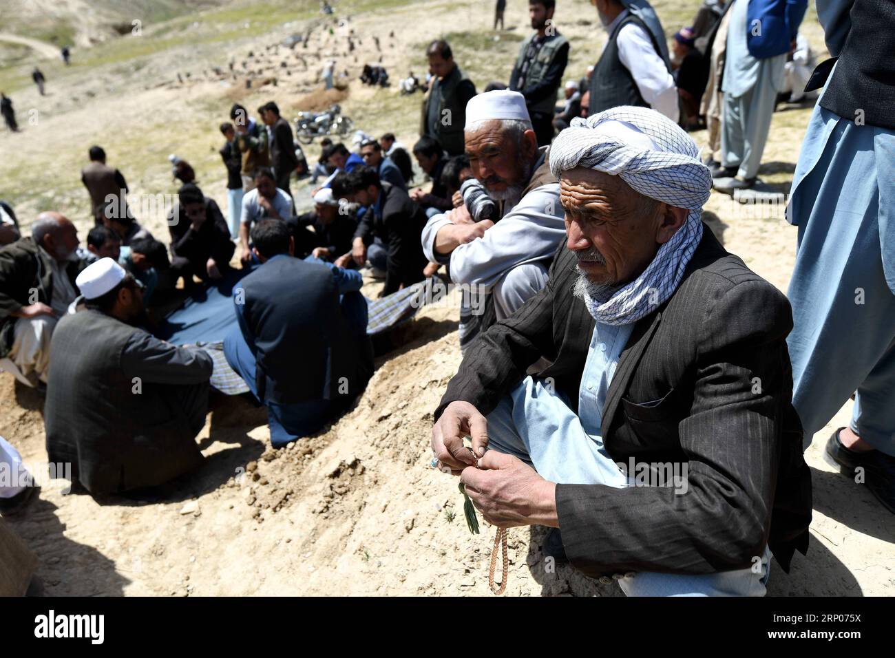 (180423) -- KABUL, 23. April 2018 -- Familienmitglieder und Verwandte nehmen am 23. April 2018 an der Beerdigung des Opfers des tödlichen Angriffs auf einem öffentlichen Friedhof in der Nähe von Kabul, Afghanistan, Teil. Ein Selbstmordattentäter sprengte sich vor einem Wählermeldezentrum in Kabul in die Luft, tötete mindestens 57 Menschen und verletzte Dutzende von anderen. Später WIRD die Verantwortung für den Angriff übernommen. ) (wtc) AFGHANISTAN-KABUL-TRAUERZEREMONIE-SELBSTMORDANSCHLAG DaixHe PUBLICATIONxNOTxINxCHN Stockfoto