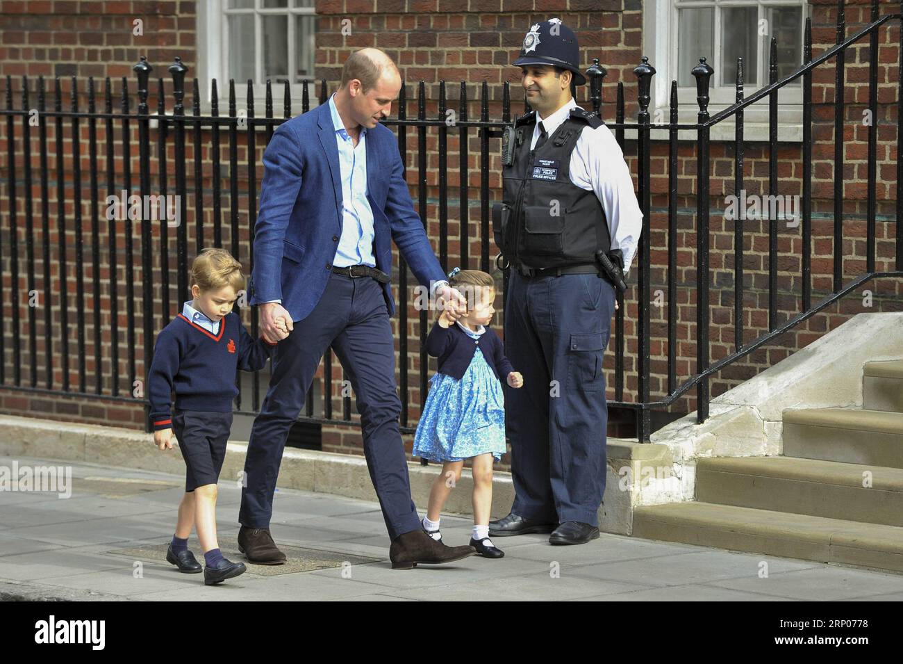 (180424) -- LONDON, 24. April 2018 -- der britische Prinz William (2. L), Duke of Cambridge, kommt mit Prinz George (1. L) und Prinzessin Charlotte (2. R) an, um die britische Katharina, Herzogin von Cambridge, zu besuchen, die am 23. April 2018 im St Mary s Hospital in London ein Kind zur Welt gebracht hat. Prinzessin Kate brachte am Montag einen Jungen zur Welt, ihr drittes Kind, das das fünfte in der britischen Thronfolge ist. GROSSBRITANNIEN-LONDON-ROYAL BABY StephenxChung PUBLICATIONxNOTxINxCHN Stockfoto