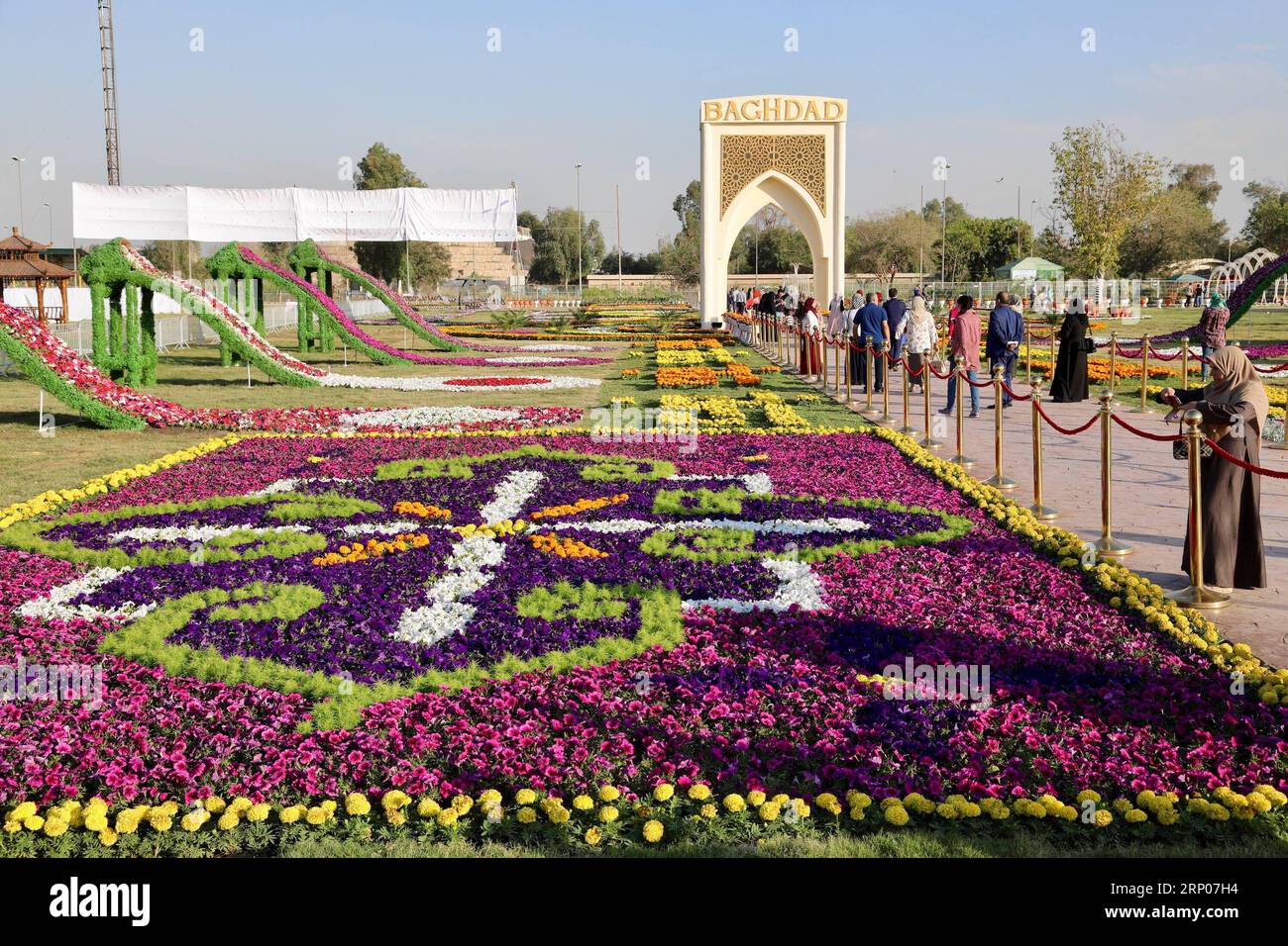 (180424) -- BAGDAD, 24. April 2018 -- Menschen besuchen das 10. Internationale Blumenfestival in Bagdad, Irak, 24. April 2018. Das 10. Internationale Blumenfestival wurde am 23. April im Al-Zawraa Park der irakischen Hauptstadt vorgestellt. IRAK-BAGDAD-FLOWER FESTIVAL KhalilxDawood PUBLICATIONxNOTxINxCHN Stockfoto