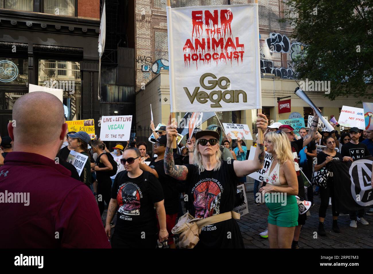 New York, USA. Juli 2023. Tierschutzaktivisten marschieren am 2. September 2023 beim Tierbefreiungsmarsch in New York, New York, 2023. (Foto: Gabriele Holtermann/SIPA USA) Credit: SIPA USA/Alamy Live News Stockfoto