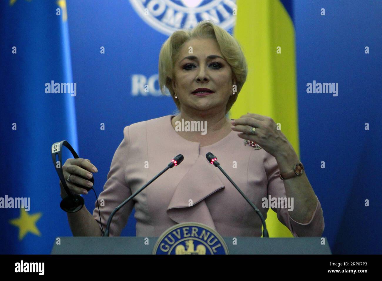 (180424) -- BUKAREST, 24. April 2018 -- die rumänische Premierministerin Viorica Dancila nimmt am 24. April 2018 im Victoria Palace in Bukarest, Rumänien, an einer gemeinsamen Pressekonferenz mit führenden Persönlichkeiten Bulgariens, Griechenlands und Serbiens Teil. Die Staats- und Regierungschefs Rumäniens, Bulgariens, Griechenlands und Serbiens trafen sich am Dienstag hier und diskutierten über wirtschaftliche Zusammenarbeit, konkrete Projekte und das von China geförderte 16+1-Kooperationsformat. ) RUMÄNIEN-BUKAREST-SERBIEN-GRIECHENLAND-BULGARIEN-ZUSAMMENARBEIT CRISTIANXCRISTEL PUBLICATIONXNOTXINXCHN Stockfoto