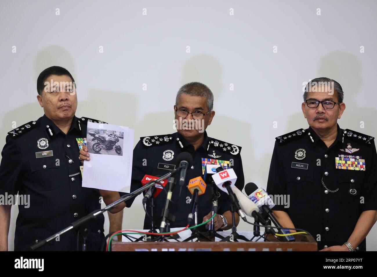 (180425) -- KUALA LUMPUR, 25. April 2018 -- der malaysische Polizeichef Mohamad Fuzi bin Harun (C) zeigt das Foto des Motorrads, das von den beiden Verdächtigen benutzt wurde, die einen palästinensischen Dozenten getötet haben, während einer Pressekonferenz in Kuala Lumpur, Malaysia, am 25. April 2018. Die malaysische Polizei veröffentlichte am Mittwoch ein neues Foto von einem der beiden Verdächtigen, die einen palästinensischen Dozenten getötet haben, und bat um öffentliche Hilfe, um die Verdächtigen zu finden, die sich vermutlich noch im Land aufhalten. (Jmmn) MALAYSIA-KUALA LUMPUR-PALÄSTINENSISCHE DOZENTIN, MORDVERDÄCHTIGE FOTO ZhuxWei PUBLICATIONxNOTxINxCHN Stockfoto