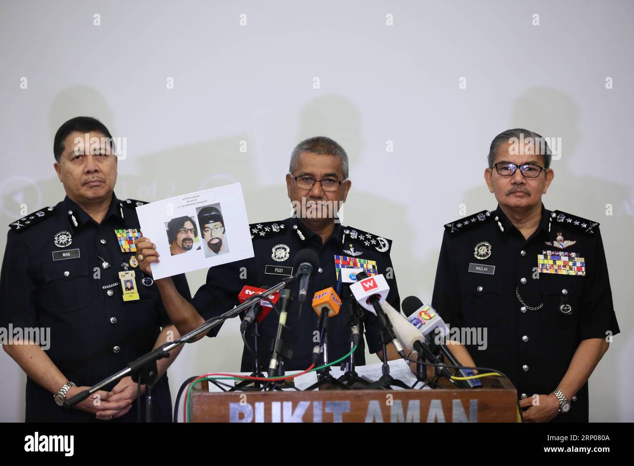 (180425) -- KUALA LUMPUR, 25. April 2018 -- der malaysische Polizeichef Mohamad Fuzi bin Harun (C) zeigt ein neues Foto von einem der beiden Verdächtigen, der einen palästinensischen Dozenten getötet hat, während einer Pressekonferenz in Kuala Lumpur, Malaysia, am 25. April 2018. Die malaysische Polizei veröffentlichte am Mittwoch ein neues Foto von einem der beiden Verdächtigen, die einen palästinensischen Dozenten getötet haben, und bat um öffentliche Hilfe, um die Verdächtigen zu finden, die sich vermutlich noch im Land aufhalten. (Jmmn) MALAYSIA-KUALA LUMPUR-PALÄSTINENSISCHE DOZENTIN, MORDVERDÄCHTIGE FOTO ZhuxWei PUBLICATIONxNOTxINxCHN Stockfoto