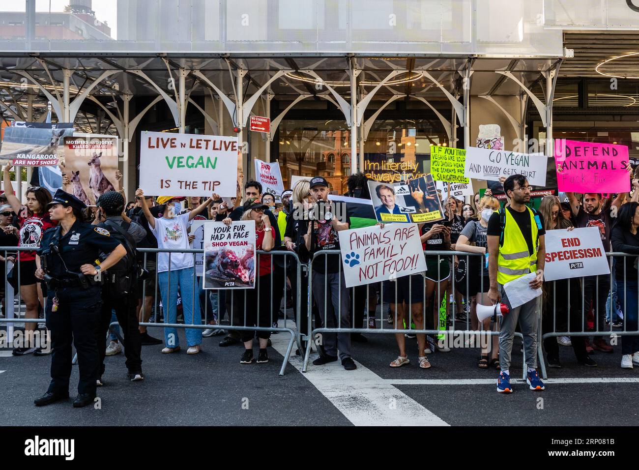 New York, USA. Juli 2023. Tierschutzaktivisten protestieren vor Adidas während des Animal Liberation March 2023 in New York, New York, am 2. September 2023. Die Demonstranten forderten den Sporthändler auf, Kängurus für seine Schuhe nicht mehr zu töten. (Foto: Gabriele Holtermann/SIPA USA) Credit: SIPA USA/Alamy Live News Stockfoto