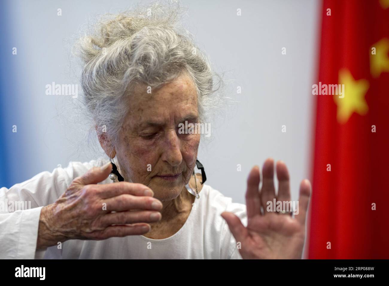 (180425) -- NEW YORK, 25. April 2018 -- Doreen Hynd demonstriert Tai Chi Chuan in New York, USA, am 19. April 2018. Doreen Hynd, eine leidenschaftliche und energiegeladene Frau, die in den Vereinigten Staaten lebt, sagt, dass sie ihre Kraft auf eine lebenslange Liebe zu Tai Chi Chuan, einer chinesischen Kampfkunstform, die praktiziert wird, um sich zu verteidigen und gesund zu bleiben, zurückführt. Im Alter von 93 Jahren kann sie immer noch fast alles tun, was sie will - kochen, tanzen, Tennis spielen, den Bus zu verschiedenen Orten nehmen, um ihren Schülern beizubringen - ohne ihren Körper zu belasten. ) U.S.-NEW YORK-DOREEN HYND-TAI CHI CHUAN-IN Stockfoto