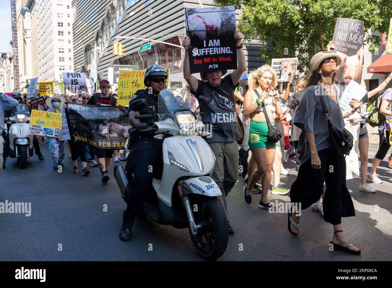 New York, USA. Juli 2023. Tierschutzaktivisten marschieren am 2. September 2023 beim Tierbefreiungsmarsch in New York, New York, 2023. (Foto: Gabriele Holtermann/SIPA USA) Credit: SIPA USA/Alamy Live News Stockfoto