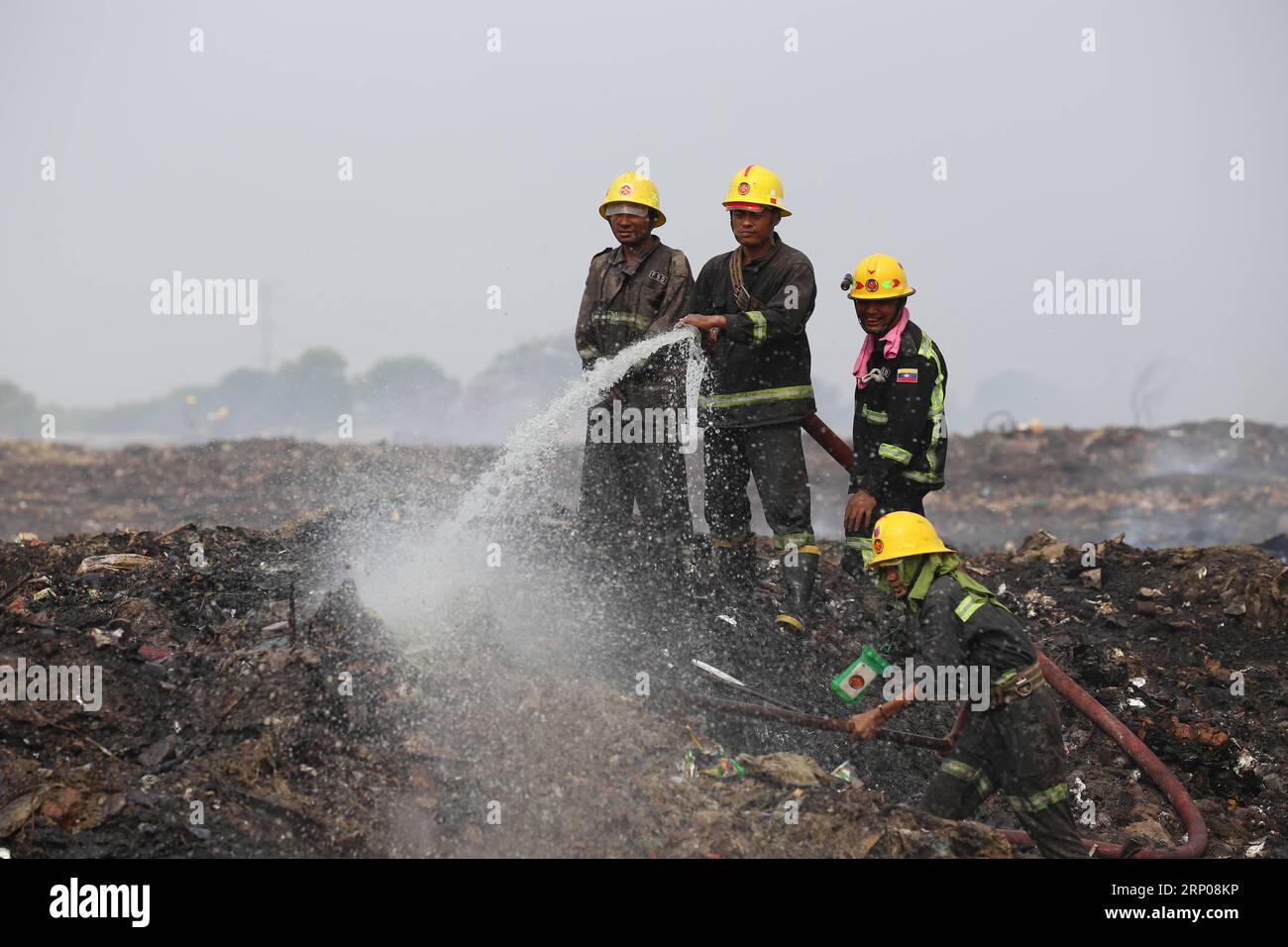 (180426) -- , April 26, 2018 -- Feuerwehrleute versuchen, ein Feuer in Myanmar zu löschen, April 26, 2018. Ein fünf Tage dauerndes Entstehungsfeuer in den westlichen Außenbezirken Myanmars wurde größtenteils unter Kontrolle gebracht, berichtete das offizielle Global New Light of Myanmar am Donnerstag. SOE Pyae tun) (hy) MYANMAR--DUMP FIRE yangon PUBLICATIONxNOTxINxCHN Stockfoto