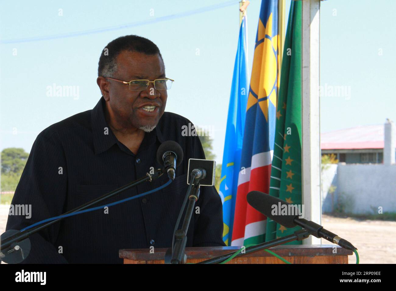 (180427) -- WINDHOEK, 27. April 2018 -- Namibias Präsident Hage Geingob hält eine Rede während einer Zeremonie zur offiziellen Eröffnung einer Straße, die von einem chinesischen Unternehmen in Grootfontein, Namibia, am 27. April 2018 gebaut wurde. Namibias Präsident Hage Geingob eröffnete am Freitag offiziell eine Straße, die von China Henan International Cooperation Group Co., Ltd. (CHICO) auf Bitumenstandards aufgerüstet wurde. Der Ausbau der Okamatapati-Grootfontein Road ist eine Fortsetzung der Bitumenstraße zwischen Gobabis und Otjinene, die 2012 vom damaligen Präsidenten Hifikepunye Pohamba eingeweiht wurde. NAMIBIA-GROOTFONTEIN-CHINESISCH Stockfoto