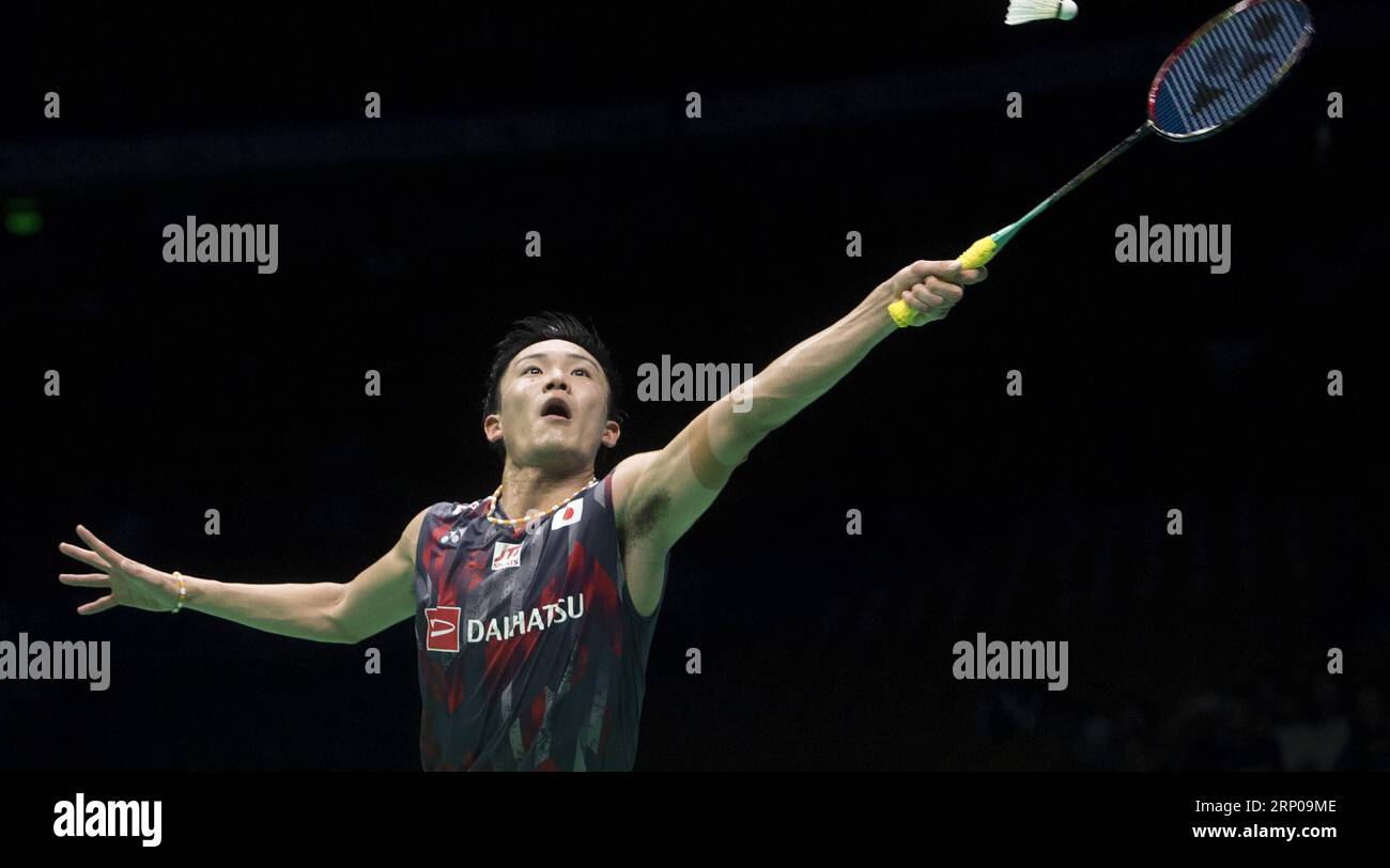 (180428) -- WUHAN, 28. April 2018 -- Kento Momota aus Japan tritt beim Halbfinalspiel gegen Lee Chong Wei aus Malaysia während der BWF Badminton Asia Championships 2018 in Wuhan, der Hauptstadt der zentralchinesischen Provinz Hubei, am 28. April 2018 an. Kento Momota gewann 2:0. ) (SP)CHINA-HUBEI-WUHAN-BADMINTON-ASIA CHAMPIONSHIPS XIAOXYIJIU PUBLICATIONXNOTXINXCHN Stockfoto