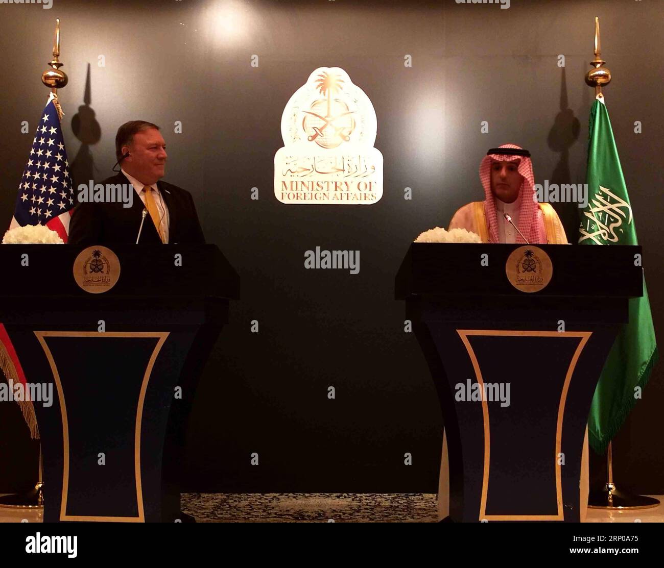 (180429) -- RIAD, 29. April 2018 -- US-Außenminister Mike Pompeo (L) nimmt am 29. April 2018 an einer Pressekonferenz mit seinem saudischen Amtskollegen Adel bin Ahmed al-Jubeir in Riad, Saudi-Arabien, Teil. Der neu ernannte US-Außenminister Mike Pompeo kam am Samstagabend zu einem offiziellen Besuch in Riad, berichtete die Saudi Press Agency. (WTC) SAUDI-ARABIEN-RIAD-USA STAATSSEKRETÄR, BESUCH BEI MohammedxNaim PUBLICATIONxNOTxINxCHN Stockfoto