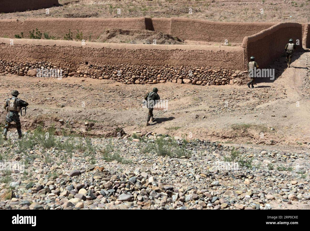 (180506) -- TIRIN KOT, 6. Mai 2018 -- afghanische Sicherheitskräfte nehmen an einer Militäroperation in Tirin Kot, Hauptstadt der Provinz Uruzgan, Afghanistan, 5. Mai 2018 Teil. ) (wtc) AFGHANISTAN-URUZGAN-MILITÄROPERATION SanaullahxSeiam PUBLICATIONxNOTxINxCHN Stockfoto
