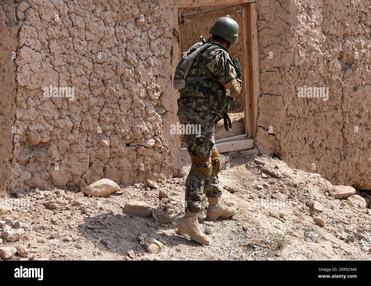 (180506) -- TIRIN KOT, 6. Mai 2018 -- ein afghanischer Sicherheitsbeamter nimmt an einer Militäroperation in Tirin Kot, Hauptstadt der Provinz Uruzgan, Afghanistan, 5. Mai 2018 Teil. ) (wtc) AFGHANISTAN-URUZGAN-MILITÄROPERATION SanaullahxSeiam PUBLICATIONxNOTxINxCHN Stockfoto