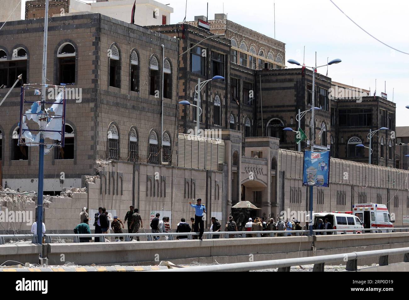 Bilder des Tages (180507) -- SANAA, 7. Mai 2018 -- Menschen suchen nach Überlebenden außerhalb des Präsidentenbüros in Sanaa, Jemen, am 7. Mai 2018. Ein mächtiger Luftangriff der saudisch geführten Koalition traf am Montag das Hauptquartier des Präsidentenbüros in der jemenitischen Hauptstadt Sanaa, zielte auf ein geheimes Treffen iranisch verbündeter schiitischer Huthi-Führer und tötete mindestens sechs, sagten Sicherheitsquellen vor Ort Xinhua. ) (Zjl) JEMEN-SANAA-LUFTSTREIK-PRÄSIDENTENBÜRO MohammedxMohammed PUBLICATIONxNOTxINxCHN Stockfoto