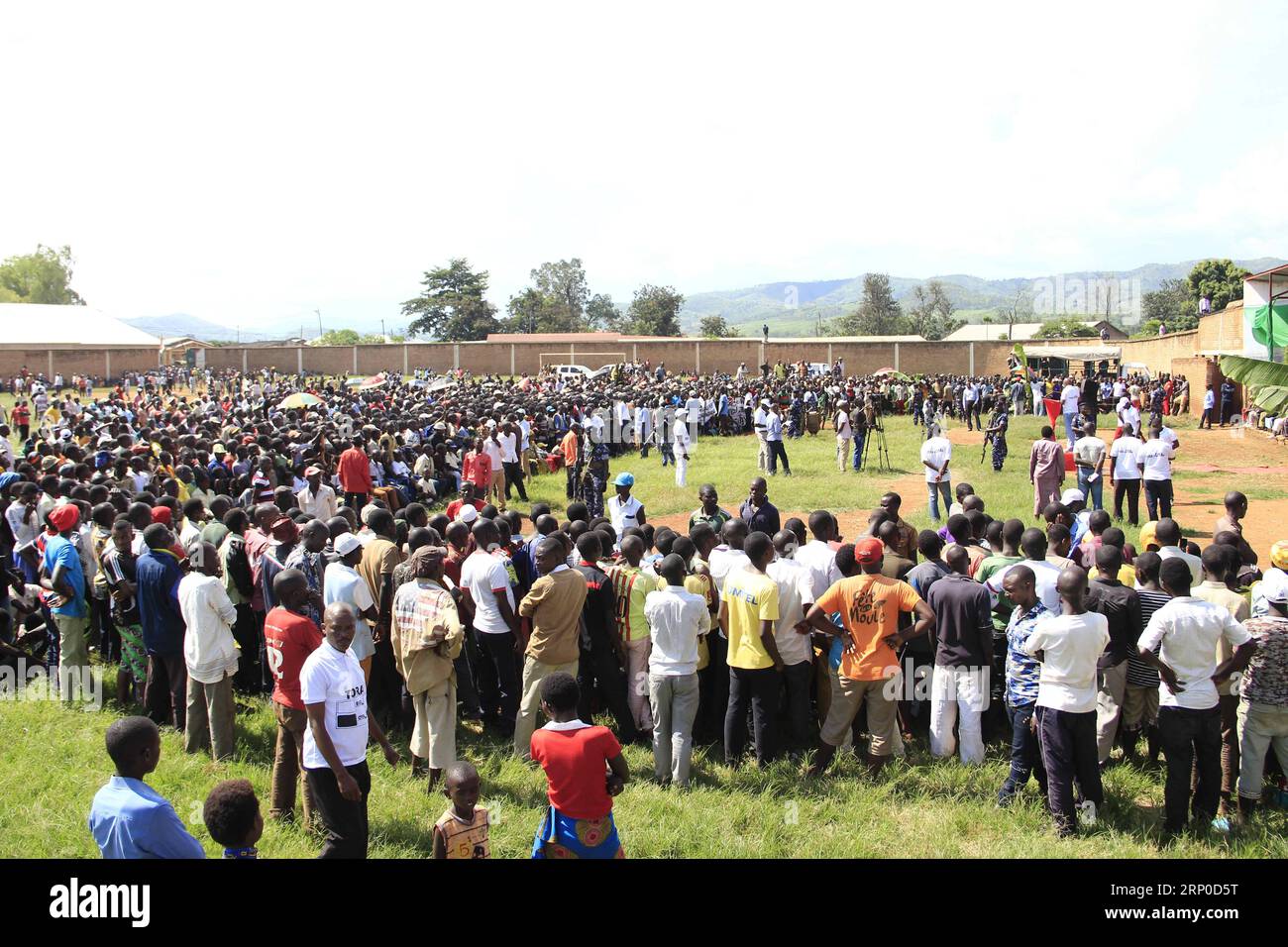 (180507) -- CIBITOKE (BURUNDI), 7. Mai 2018 -- die Menschen hören Agathon Rwasa, erster Vize-Sprecher der Nationalversammlung von Burundi, während einer Kampagne in der Provinz Cibitoke, Burundi am 6. Mai 2018. Die Kampagnen für ein Referendum über Verfassungsänderungen begannen am 2. Mai 2018 in Burundi, wo politische Parteien Kundgebungen im gesamten afrikanischen Land veranstalteten. Die Oppositionskoalition Burundians Hope, angeführt von Agathon Rwasa, begann, sich gegen den Verfassungsentwurf im Norden Burundis einzusetzen. BURUNDI-CIBITOKE-VERFASSUNGSREFERENDUM-KAMPAGNE EvrardxNgendakumana PUBLICATIONxNOTxI Stockfoto