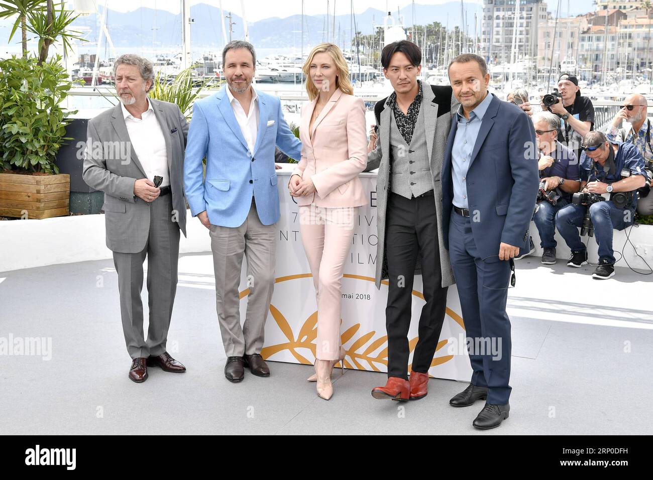 (180508) -- CANNES, 8. Mai 2018 -- der französische Regisseur Robert Guediguian, der kanadische Regisseur Denis Villeneuve, der Präsident der Jury, die australische Schauspielerin Cate Blanchett, der chinesische Schauspieler Zhang Zhen und der russische Regisseur Andrey Zvyagintsev posieren für Fotos während eines Fotogesprächs des 71. Internationalen Filmfestivals von Cannes am 8. Mai 2018 in Cannes. )(rh) FRANCE-CANNES-71ST CANNES INTERNATIONAL FILM FESTIVAL ChenxYichen PUBLICATIONxNOTxINxCHN Stockfoto