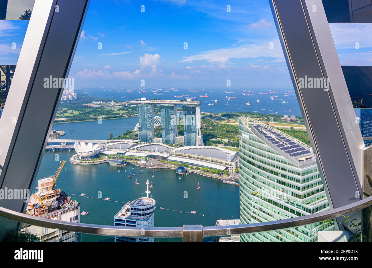 Blick auf die ikonische Marina Bay Sands, die Shoppes at Marina Bay Sands und das ArtScience Museum in Marina Bay, Singapur Stockfoto
