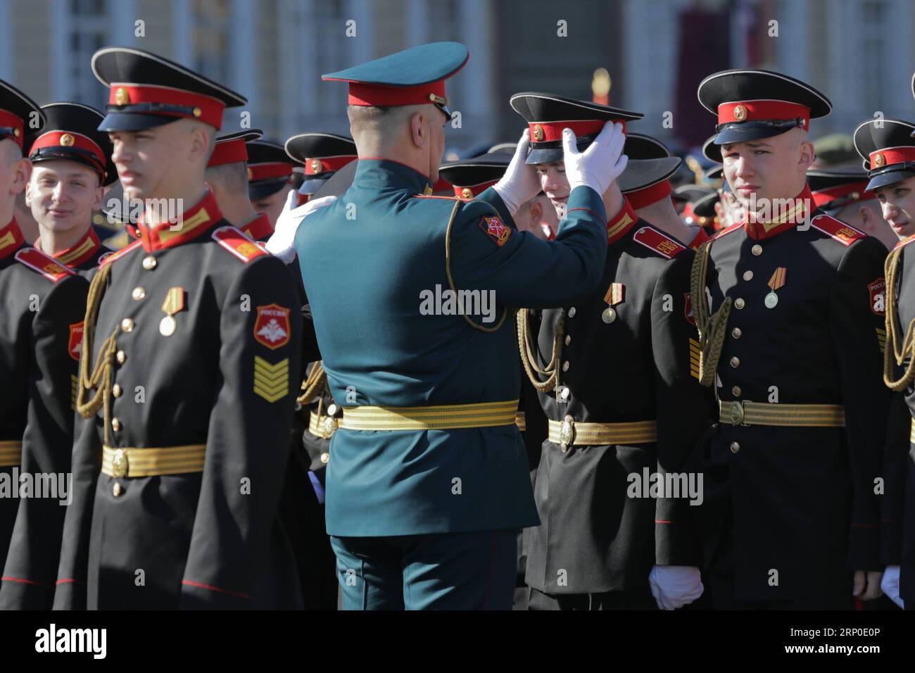 (180509) -- ST. PETERSBURG, 9. Mai 2018 -- russische Soldaten bereiten sich auf die Siegesparade in St. PETERSBURG vor Petersburg in Russland, 9. Mai 2018. Der 73. Jahrestag des Sieges über Nazi-Deutschland im Zweiten Weltkrieg wurde hier am Mittwoch begangen. ) (srb) RUSSLAND-ST. PETERSBURGER SIEGESPARADE IrinaxMotina PUBLICATIONxNOTxINxCHN Stockfoto