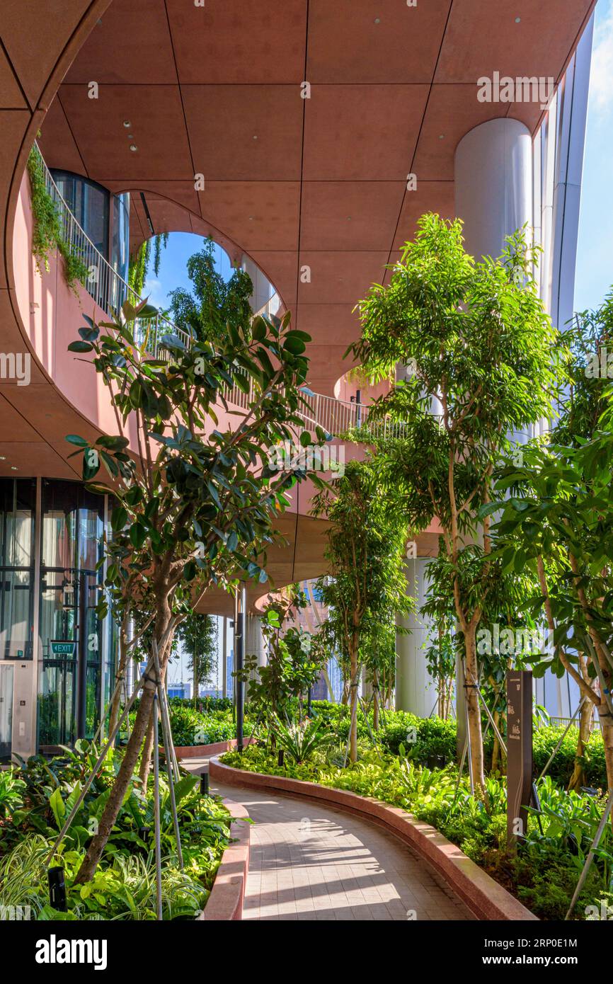 Der Hochhausgarten Green Oasis auf den Etagen 17 bis 20 befindet sich im umweltfreundlichen, grünen Gebäude CapitaSpring, 88 Market Street, Singapur Stockfoto