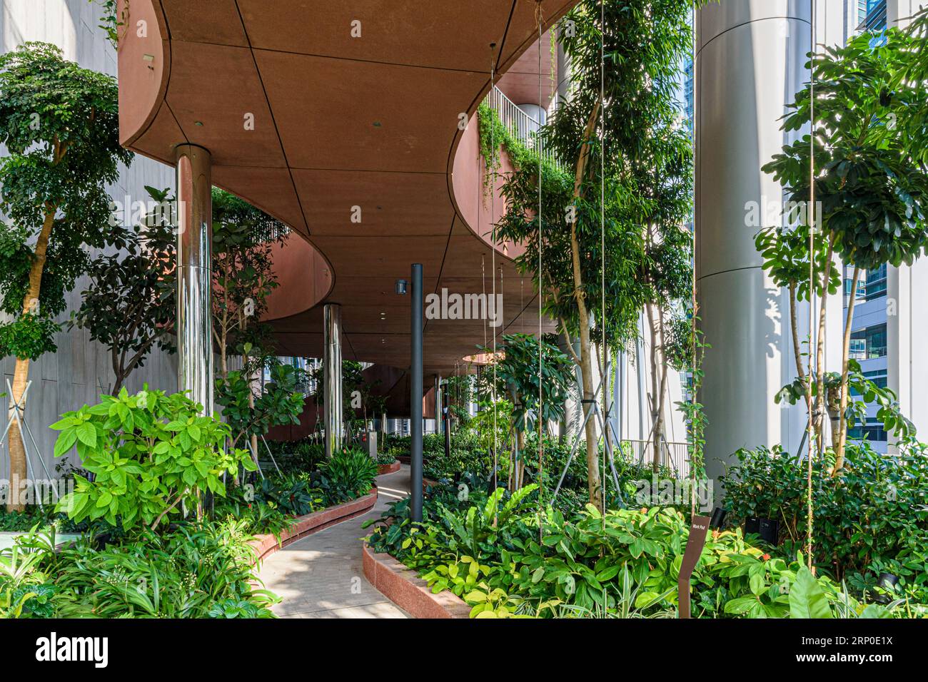 Der Hochhausgarten Green Oasis auf den Etagen 17 bis 20 befindet sich im umweltfreundlichen, grünen Gebäude CapitaSpring, 88 Market Street, Singapur Stockfoto