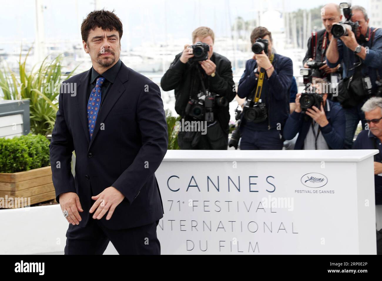 (180509) -- CANNES, 9. Mai 2018 -- Benicio Del Toro, Präsident der UN-Jury, nimmt am 9. Mai 2018 am 71. Jährlichen Filmfestival von Cannes im Palais des Festivals in Cannes Teil. )(SRB) FRANKREICH-CANNES-UN BESTIMMTE ANSICHTS-JURY-MITGLIEDER-FOTO-ANRUF LUOXHUANHUAN PUBLICATIONXNOTXINXCHN Stockfoto