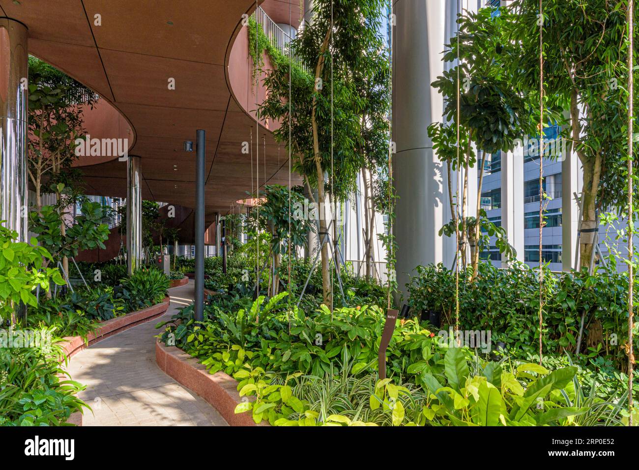 Der Hochhausgarten Green Oasis auf den Etagen 17 bis 20 befindet sich im umweltfreundlichen, grünen Gebäude CapitaSpring, 88 Market Street, Singapur Stockfoto