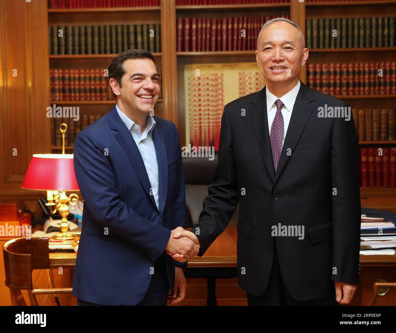 (180509) -- ATHEN, 9. Mai 2018 -- der griechische Premierminister und der Führer der regierenden Syriza-Partei Alexis Tsipras (L) schüttelt mit Cai Qi die Hand, Mitglied des Politbüros des Zentralkomitees der Kommunistischen Partei Chinas (KPC) und Sekretär des Kommunalkomitees der Kommunistischen Partei Chinas (KPC) Peking während ihrer Sitzung am 7. Mai 2018 in Athen (Griechenland). ) (dtf) GREECE-ATHENS-CAI QI-VISIT MariosxLolos PUBLICATIONxNOTxINxCHN Stockfoto